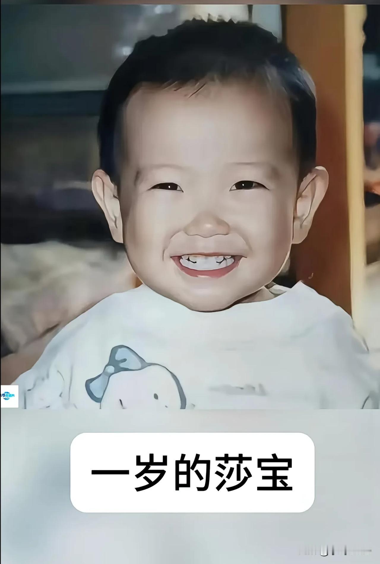 找到一些莎莎从小到大的照片，大家看看

翻开莎莎的成长相册，仿佛打开一部“萌娃进