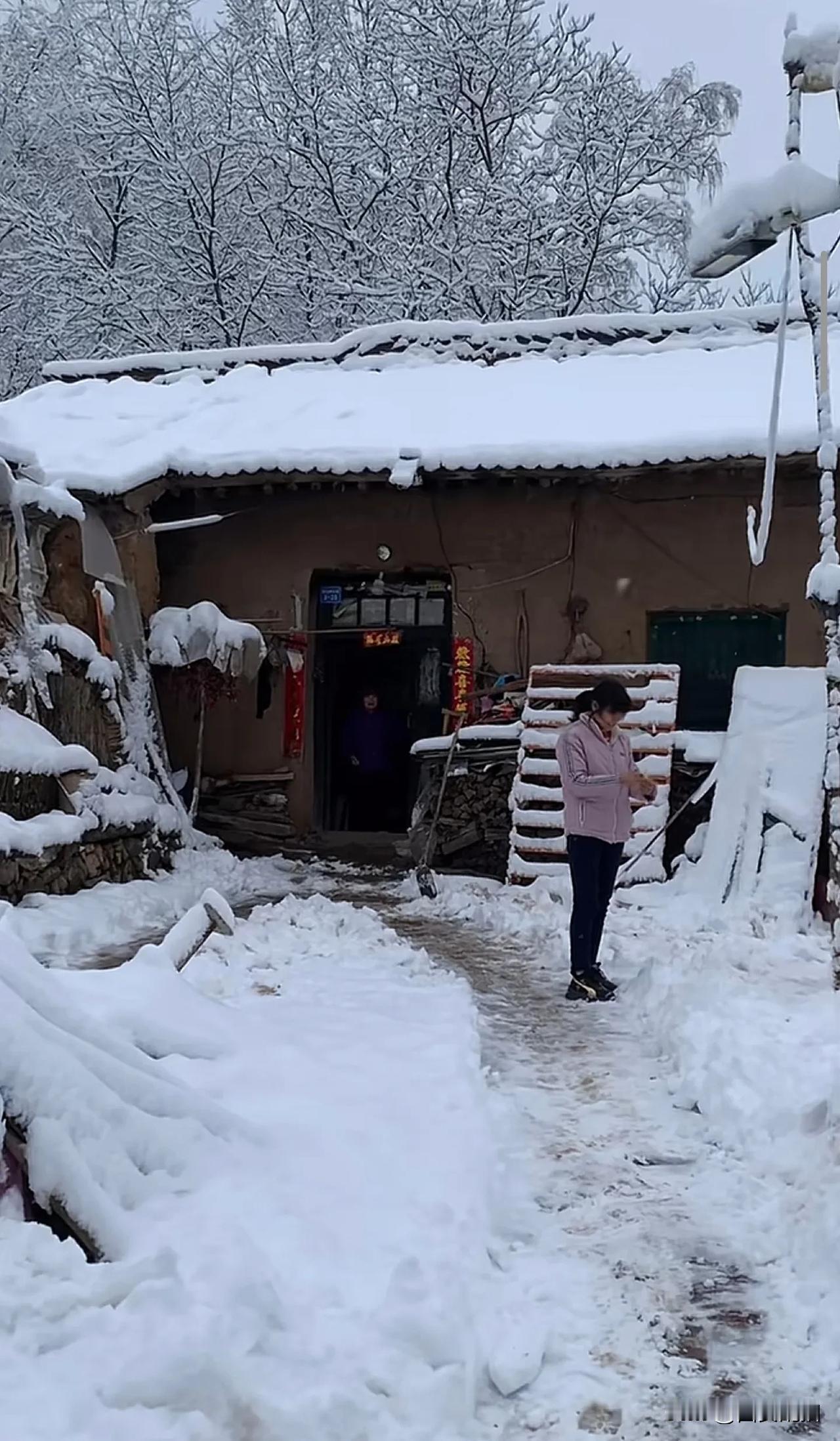 又下雪了，你老家哪里下雪了没？外面是下雪了么 你期待下雪么 下大雪你们看吧 听说