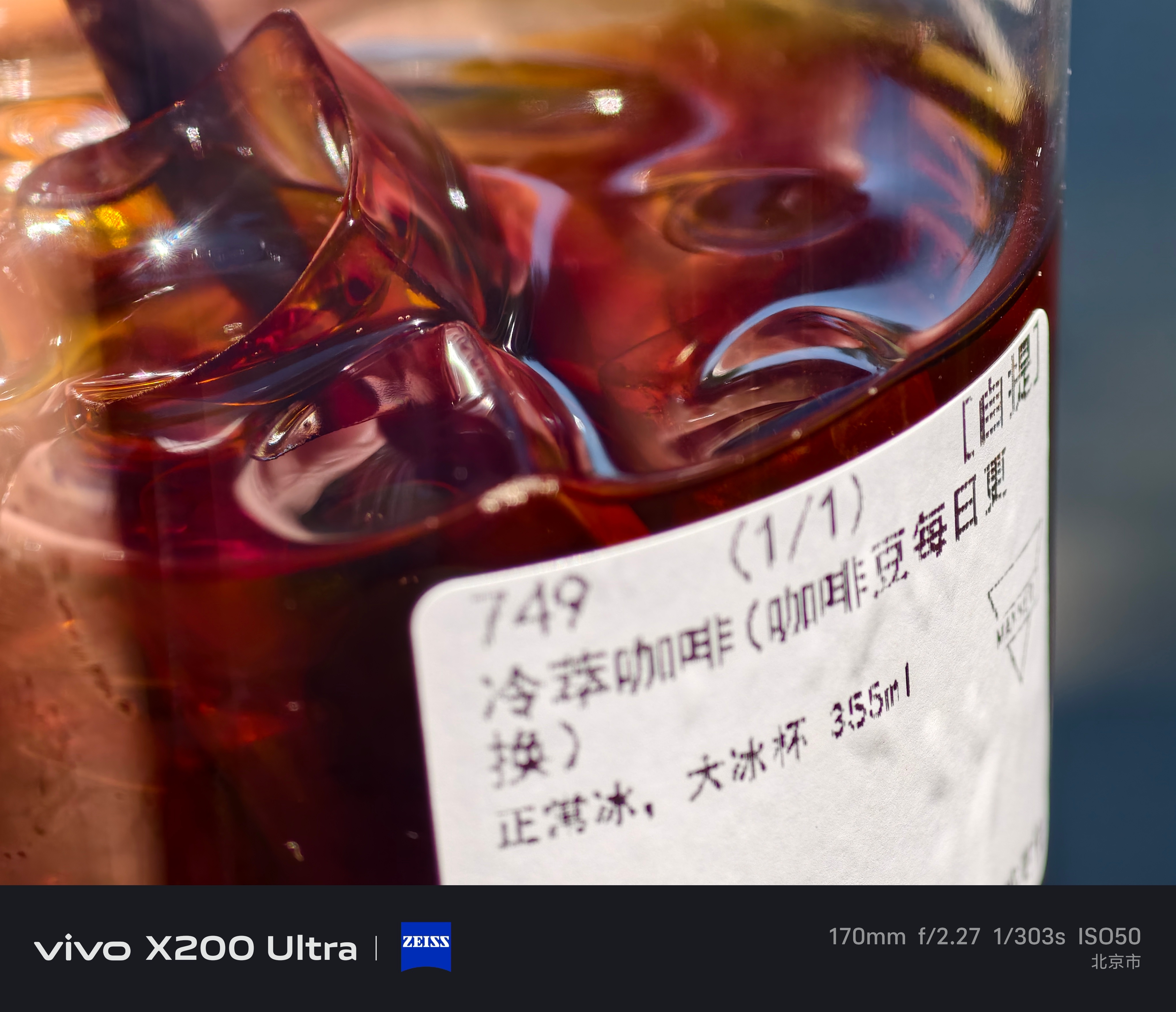 仰望U8于2023年11月开始交付豪华版，其前三个月的交付量如下： - 第一个月