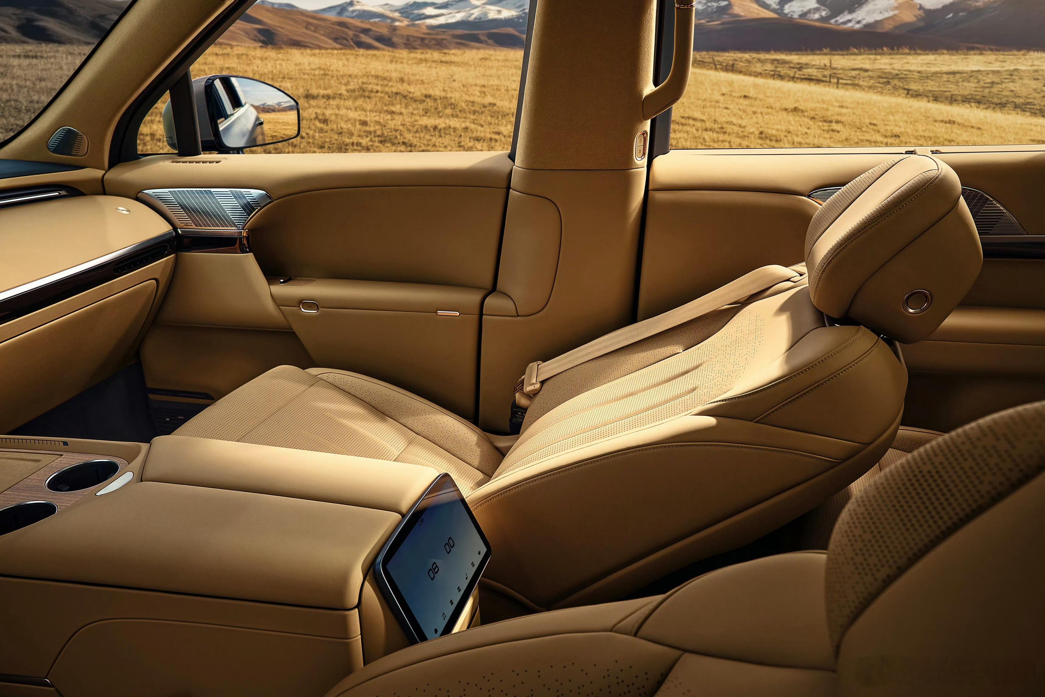 小鹏 GX 内饰官宣了。- 中岛是悬浮设计的- 线控转向，转向柱支持 135 m