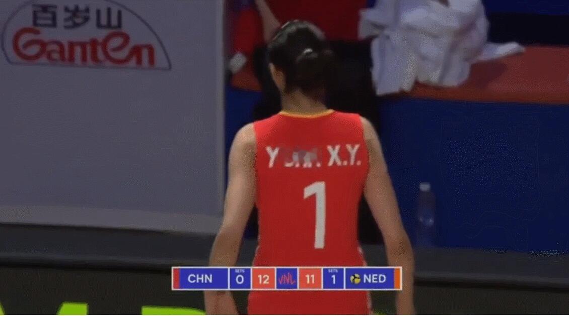#中国女排1比1荷兰女排#中国女排精神不在了！第一次见，把内部的团队矛盾，就这样