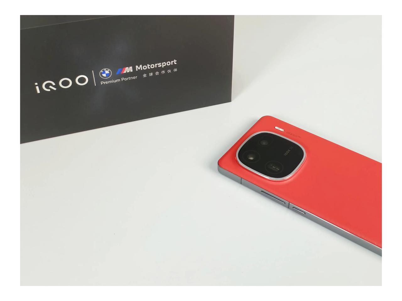 iQOO 12开箱图赏

设计是这次iQOO 12改变最多的地方之一，去掉了塑料