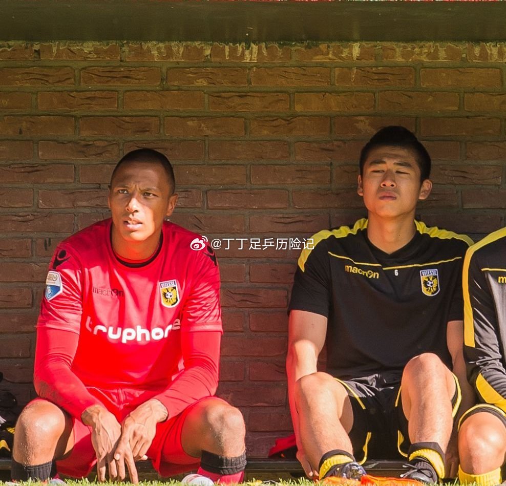 库拉索首发身价是国足2倍国足库拉索首发门将罗姆与张玉宁曾是队友，两人在球员通道打