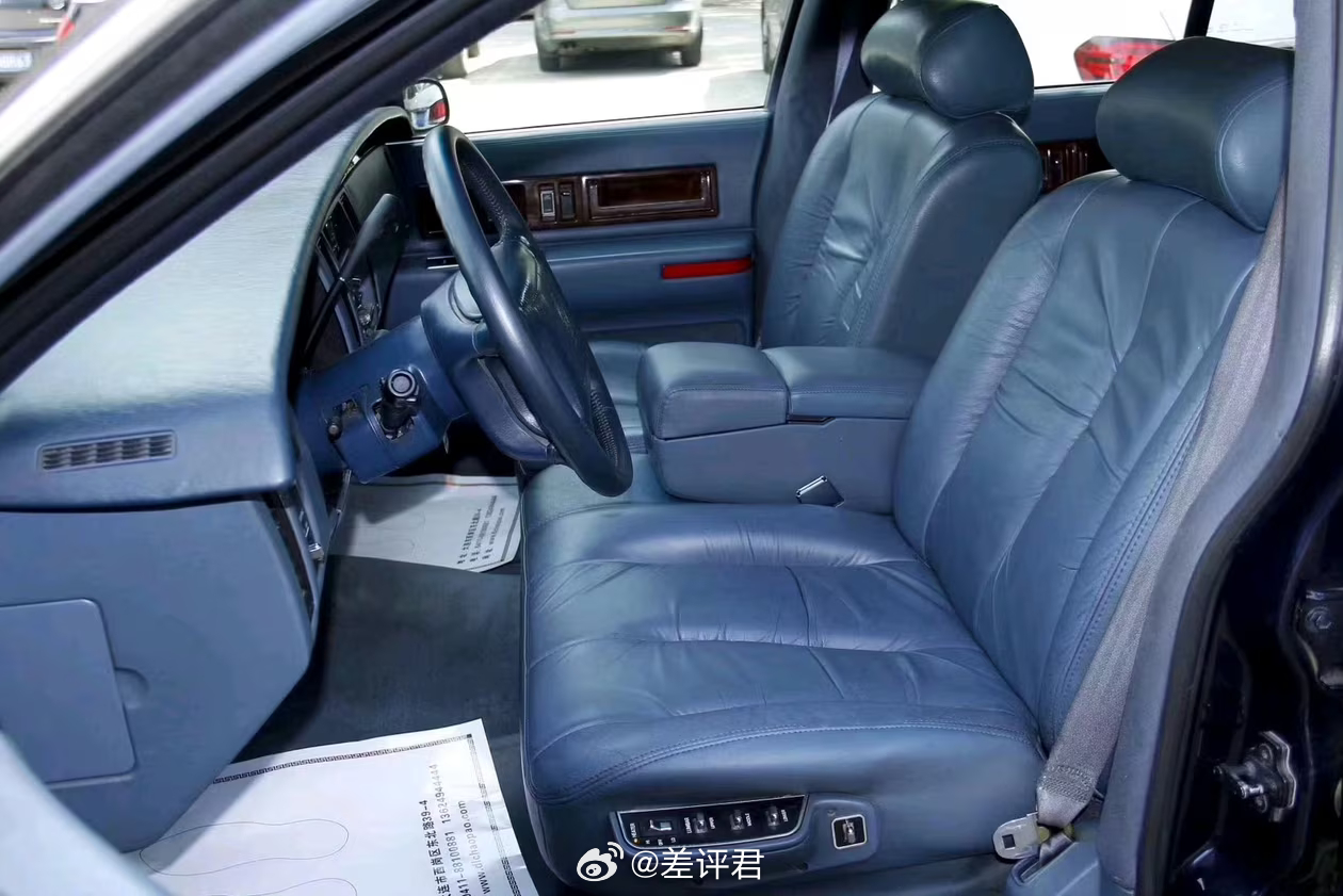  1966年，凯迪拉克Fleetwood率先给座椅靠背和坐垫加上了加热丝，率先搭