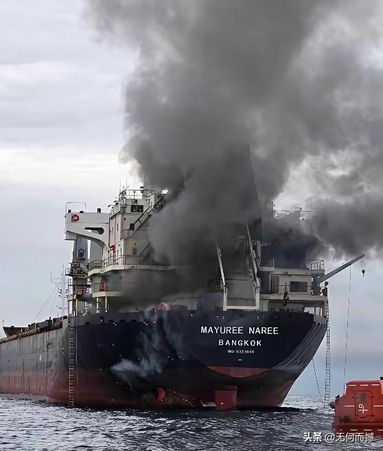 据说这是一艘不听伊朗伊斯兰革命卫队指令，擅自试图穿过霍尔木兹海峡的轮船遭到袭击的