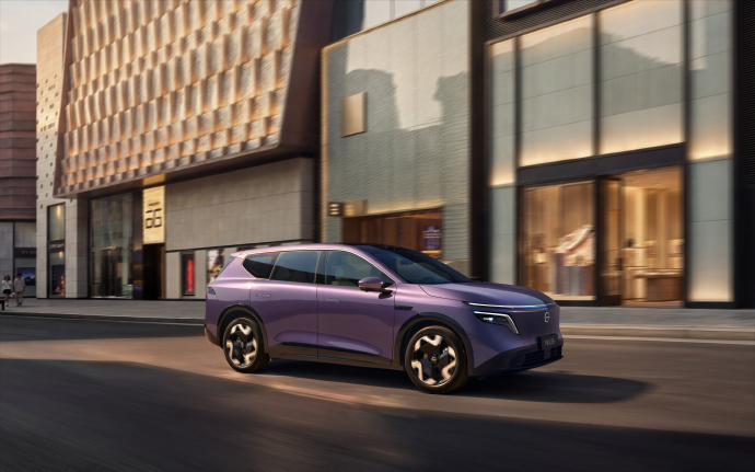 NX8带你一起告别通勤焦虑东风日产NX8用技术治愈通勤疲惫，不是堆参数，而是造“