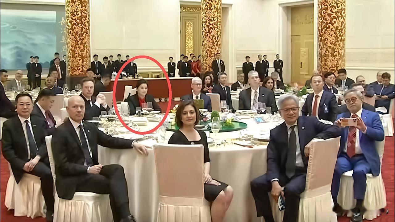 国宴C位揭秘：坐在马斯克和库克中间的中国女人，凭什么是她？

昨晚国宴现场，马斯