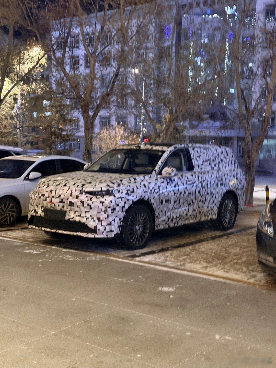 来猜车！！！！！我目测是今年又一个爆款有智驾  有四驱  我趴地盘看了下  很硬