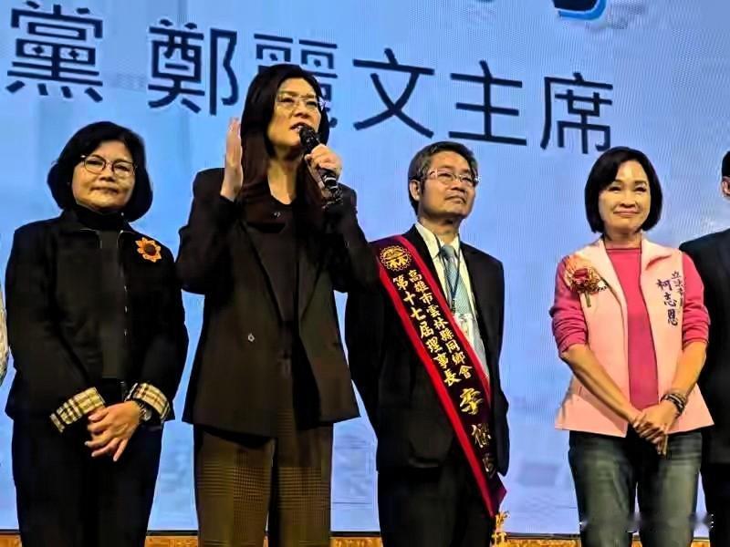 都说高雄是民进党阵营传统票仓，郑丽文亲自下场力挺柯志恩，称民进党执政多年需优化，