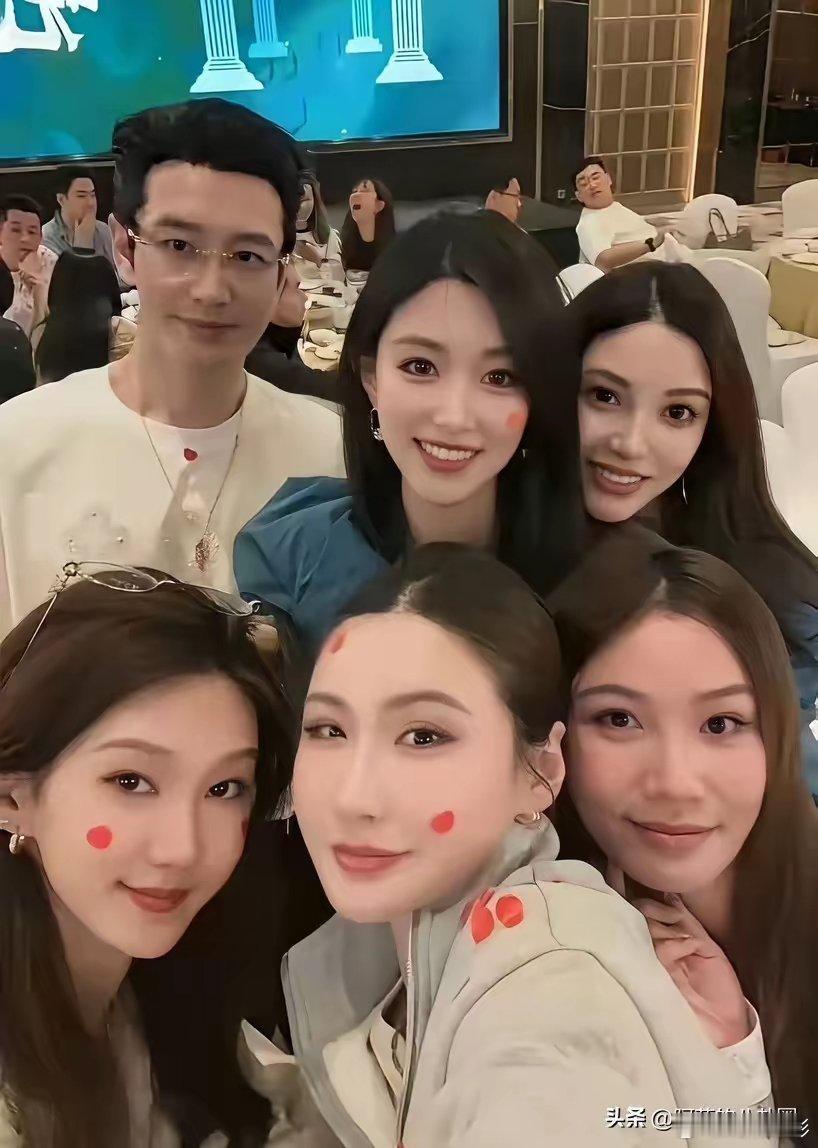 黄晓明，学聪明了！找对象，女明星不靠谱，网红更是拉低他的档次，要找就找有点身家背