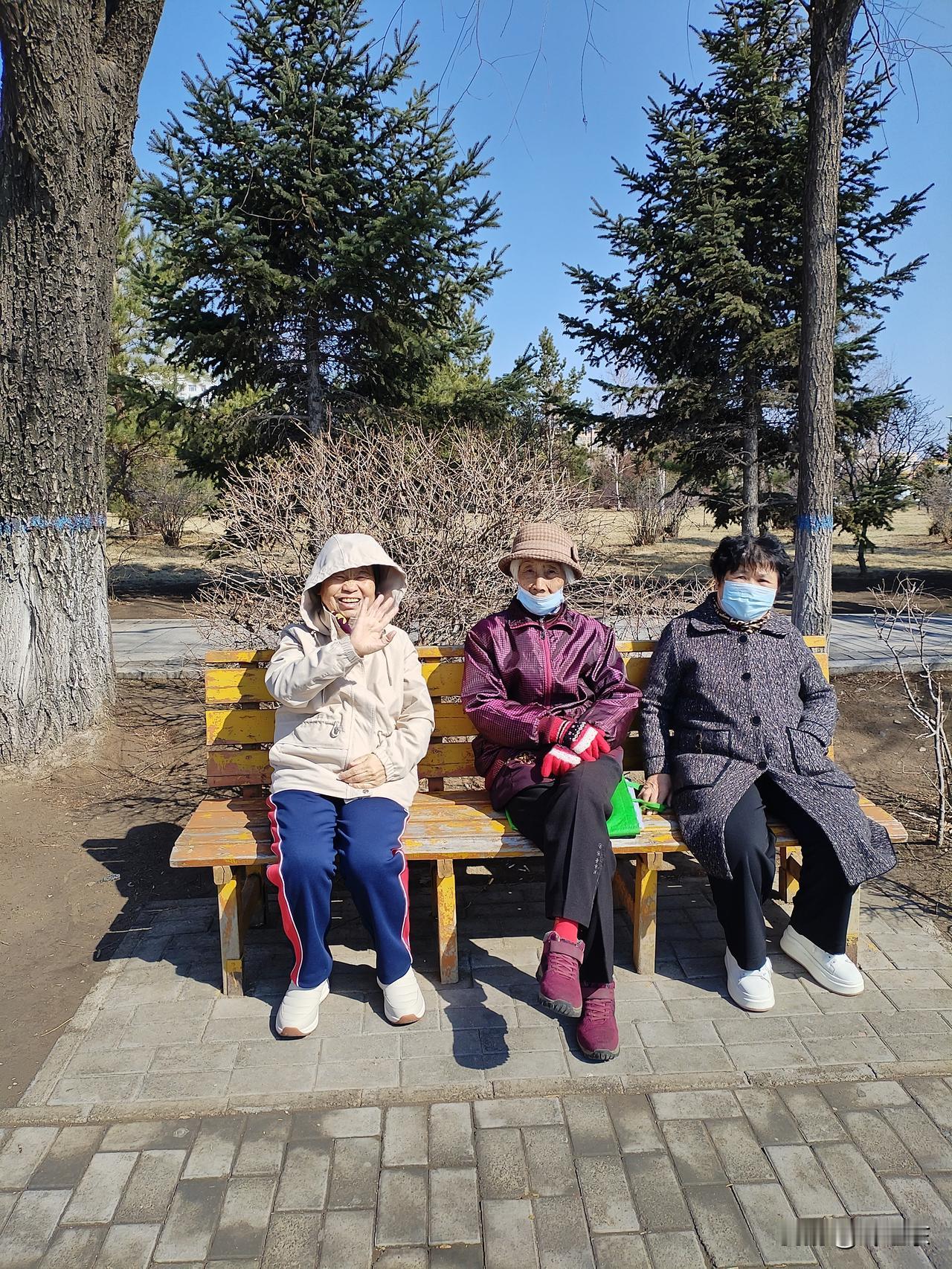 这里是黑龙江省肇东市南湖堤岸。
春日暖阳，微风和煦。蓝天白云，游人如织。图中几位