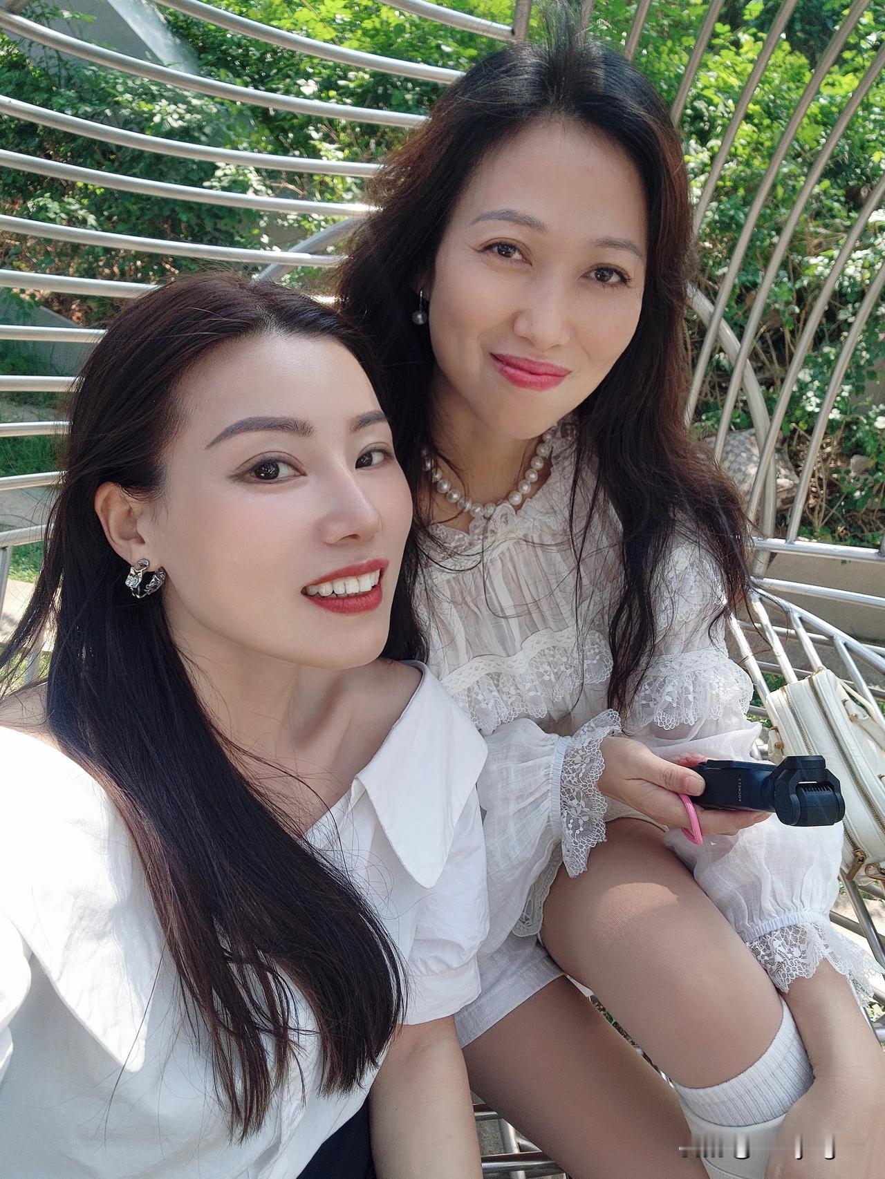 一起疯，一起笑，一起闹，时光不老，我们不散。愿我们的友谊像阳光一样温暖🌞我们一