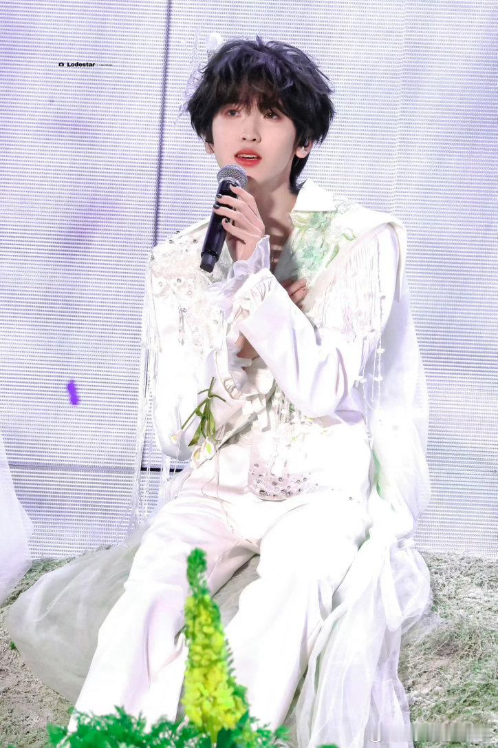 左奇函 身体状况左奇函哭了🥺明明浑身难受还咬牙完成演出，落泪的那一刻，真的很希