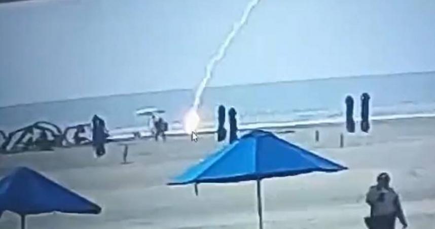 海边或许是夏天消暑的好去处，但当雷雨来袭时，海滩也可能成为致命地点，这样的状况近