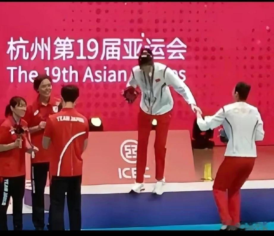 李盈莹伤了！
李盈莹确实是脚踝受伤，双手也有伤。拼搏精神是中国女排的光荣传统，国