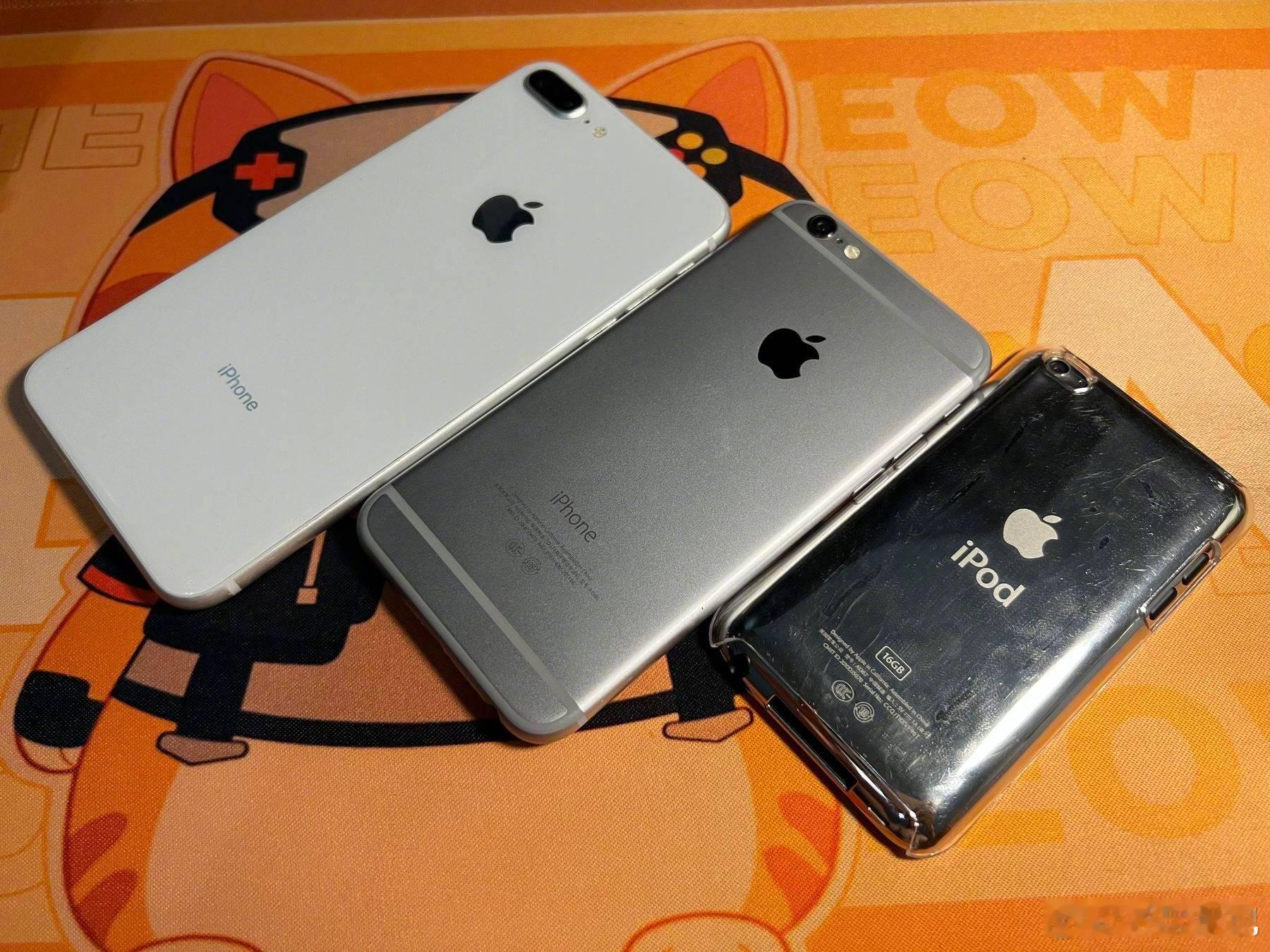 怀旧小抽屉 在大学时第一次看到同学的 iPhone4，那个时候还用着 Moto 
