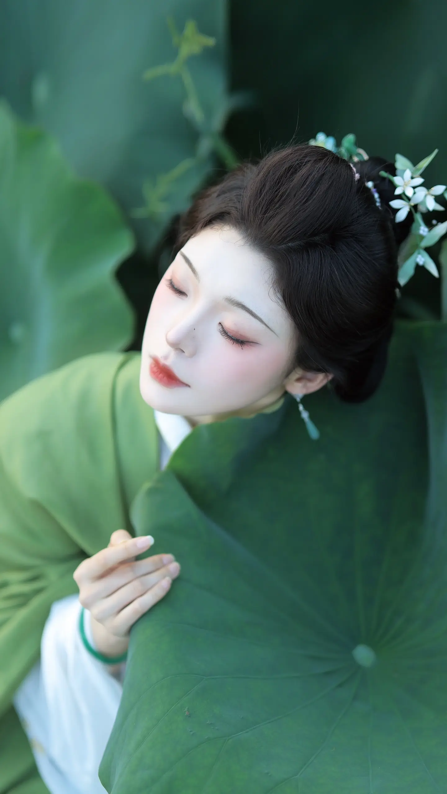 接天莲叶无穷碧。