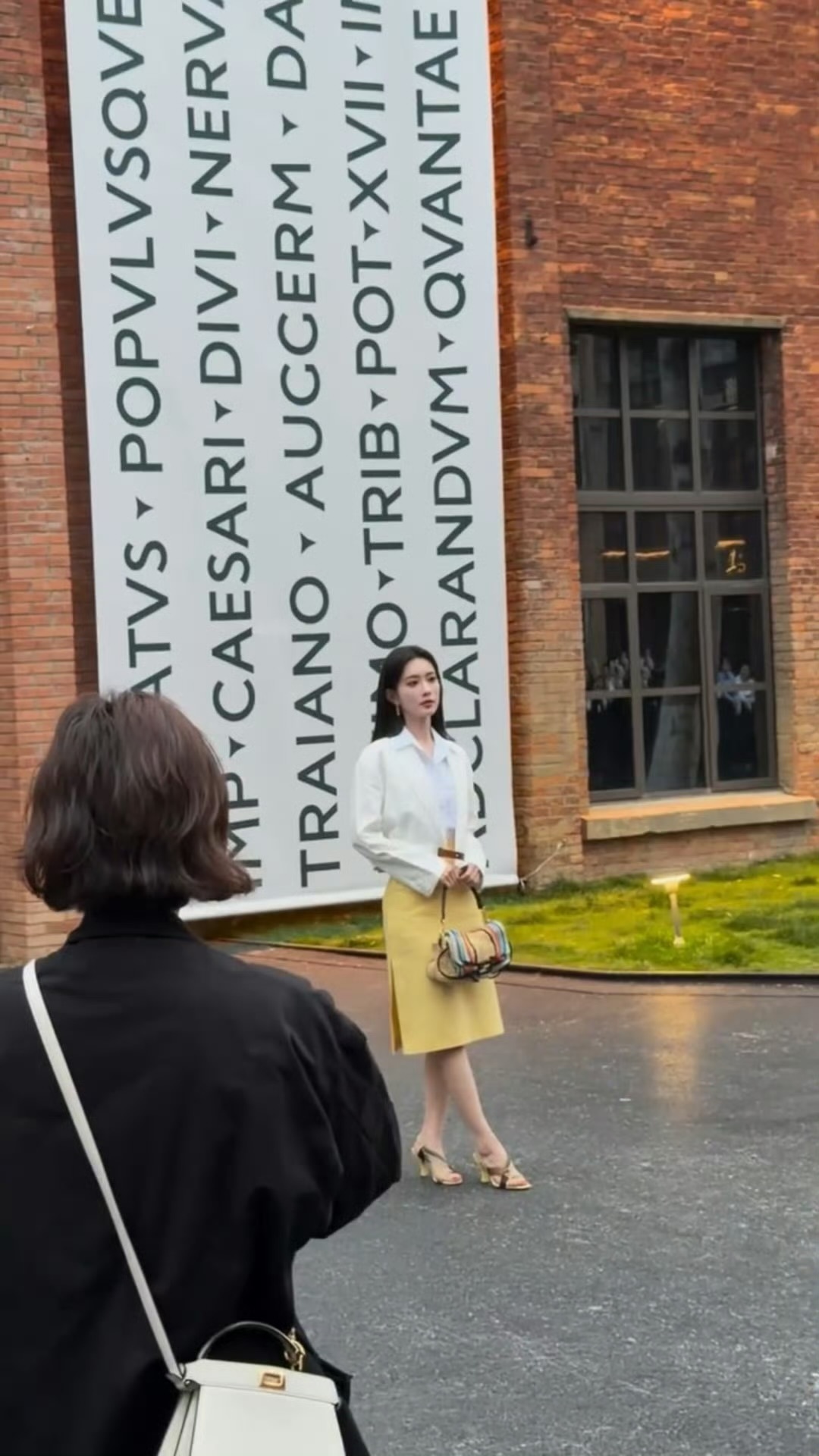 孟子义芬迪景德镇活动直拍，肤白貌美高级感满满！ 