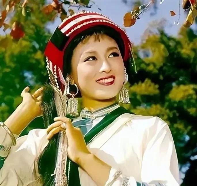 杨丽坤一笑，整个云南的山风都停下来了。
不靠滤镜，不修脸，镜头一开，人就活了。