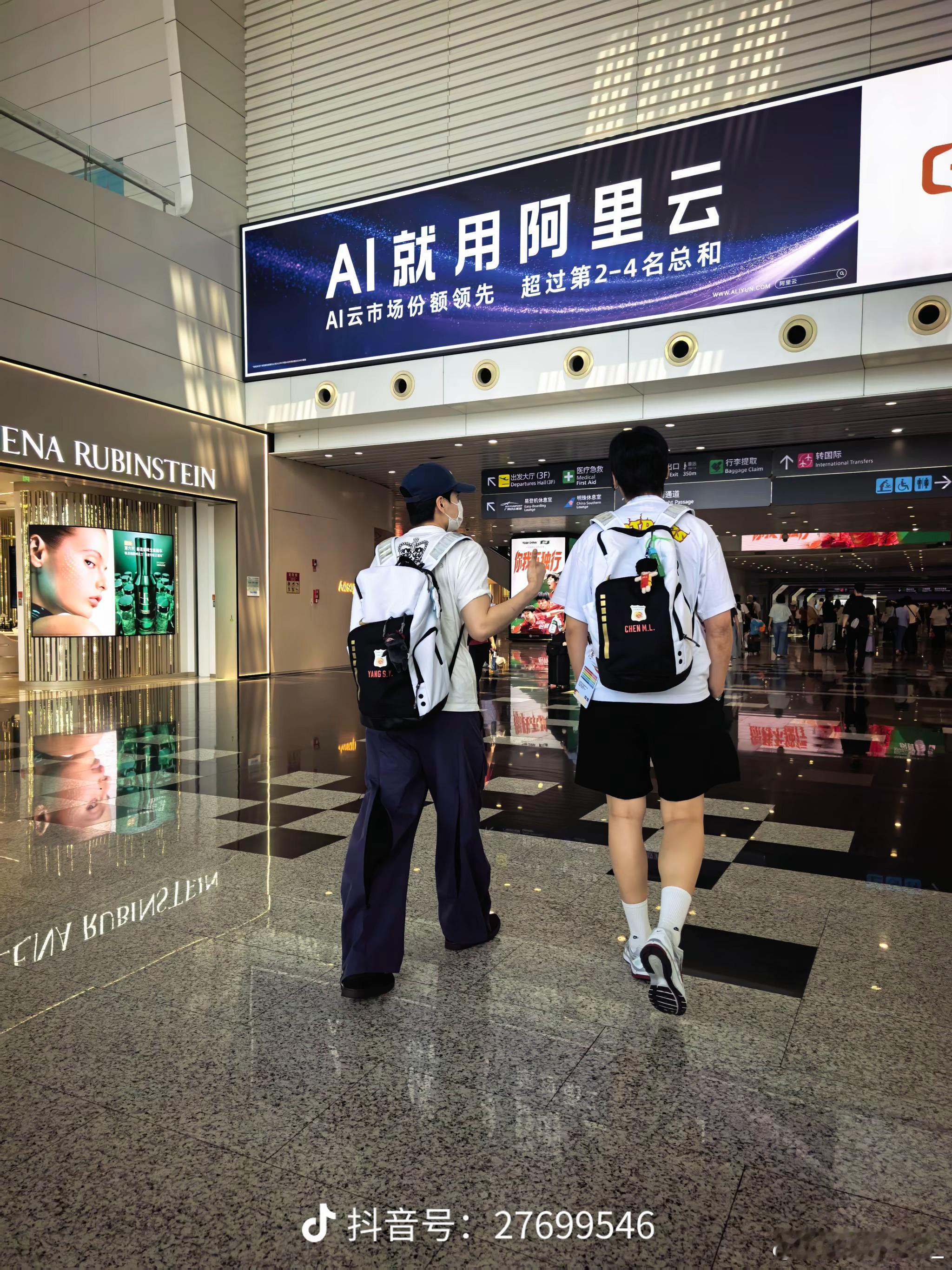 杨舒予杨舒予20260810机场偶遇的羊图一源于:dy Mr.616图二至图六源