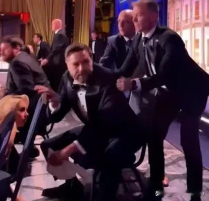 枪声一响，万斯的保镖团队反应神速，几乎是瞬间就完成了撤离部署，比特朗普的安保团队