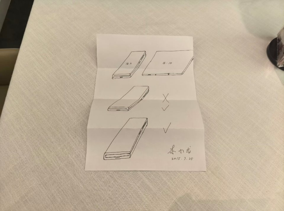 华为终端BG首席技术官李小龙11年前画的三折叠手机手稿。2015年的一次内部研讨