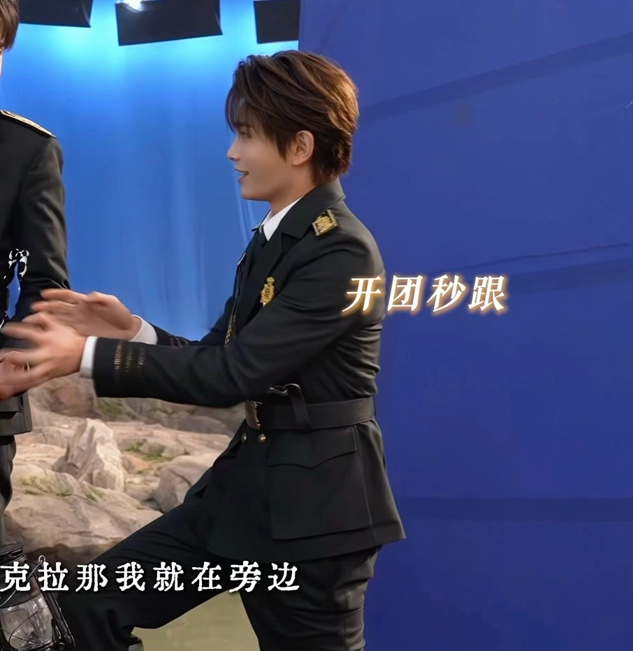 虾仔表演小海棠手搓热度 