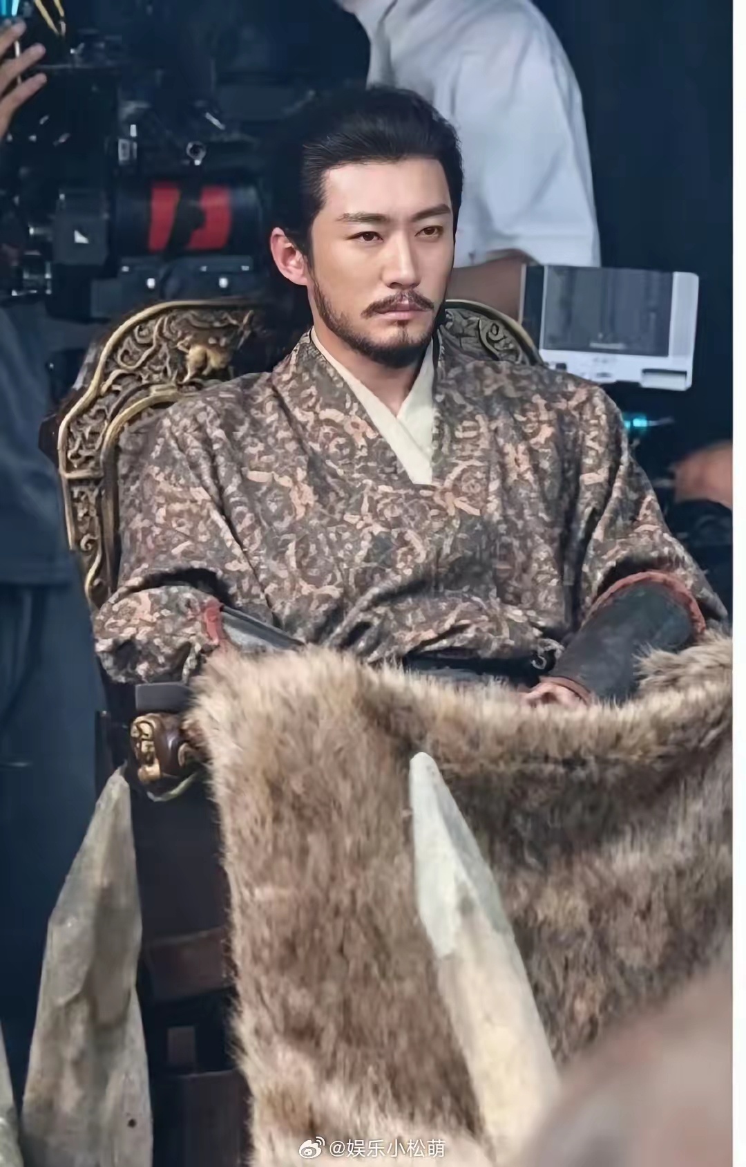 这样的装扮也挡不住刘学义的颜值呀。 