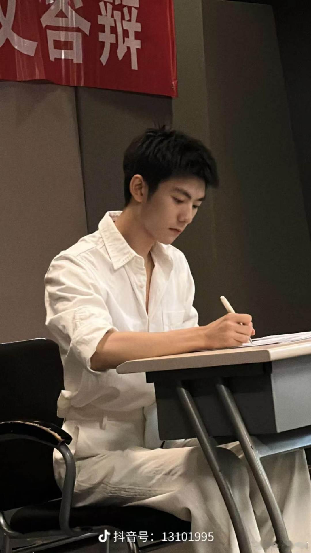 刘家祎出演十日终焉刘家祎十日终焉角色贴脸终于等到！刘家祎官宣十日终焉，斯文外形适