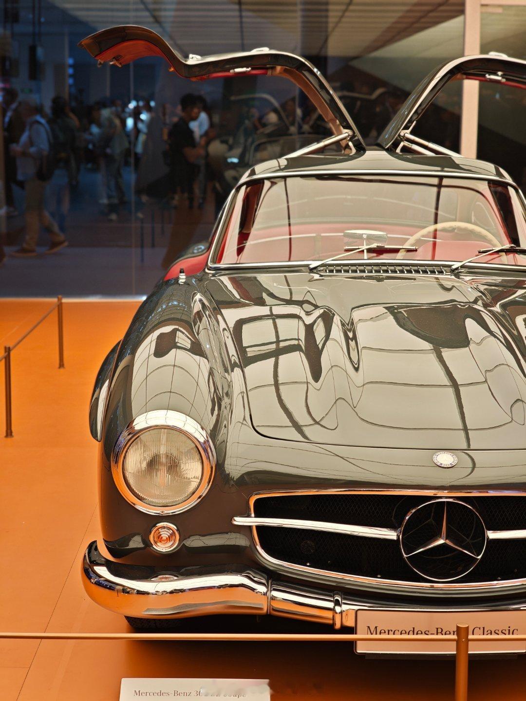 论展馆可逛度啊~还得是梅奔~把车展当博物馆展的~也就他们了~百年汽车史，半部梅奔