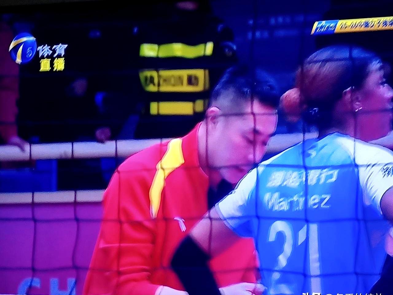 最伤强队的，往往不是输球，是关键分上的慢半拍。
球迷盯着两件事：该挑战时不挑战