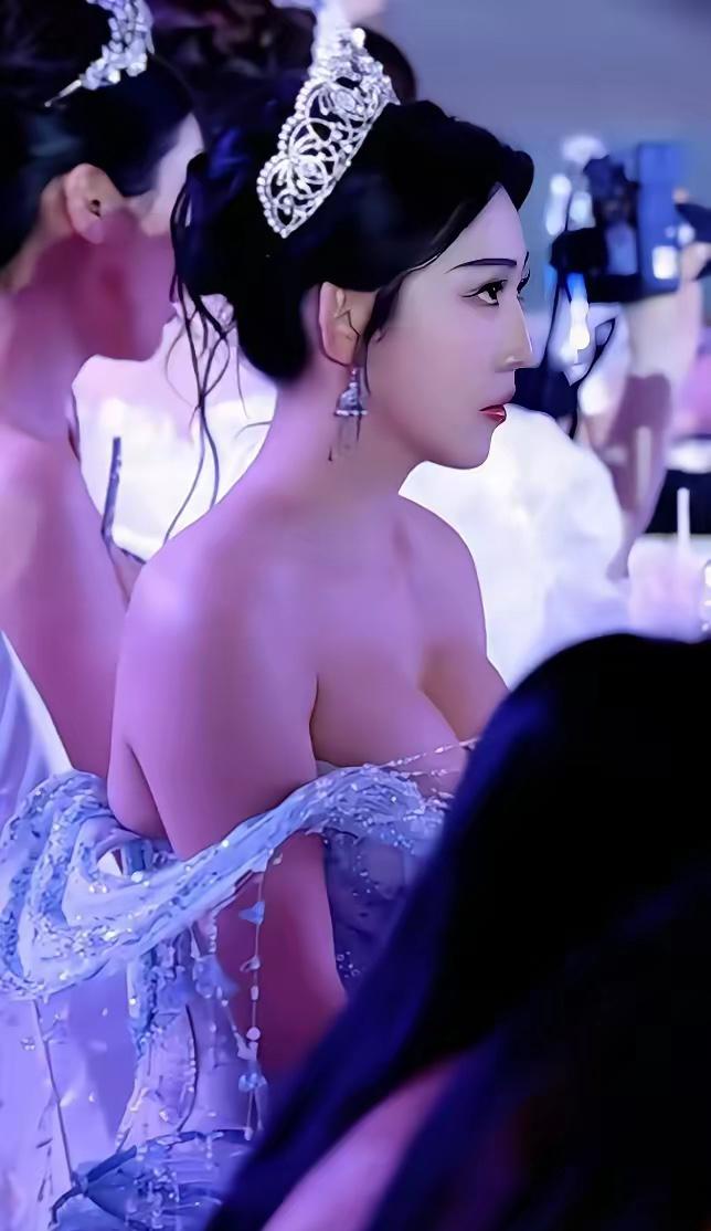 王艺凝那件抹胸，勒得刚刚好。再多一寸是低俗，再少一寸是保守。她站在镜头前，锁骨横
