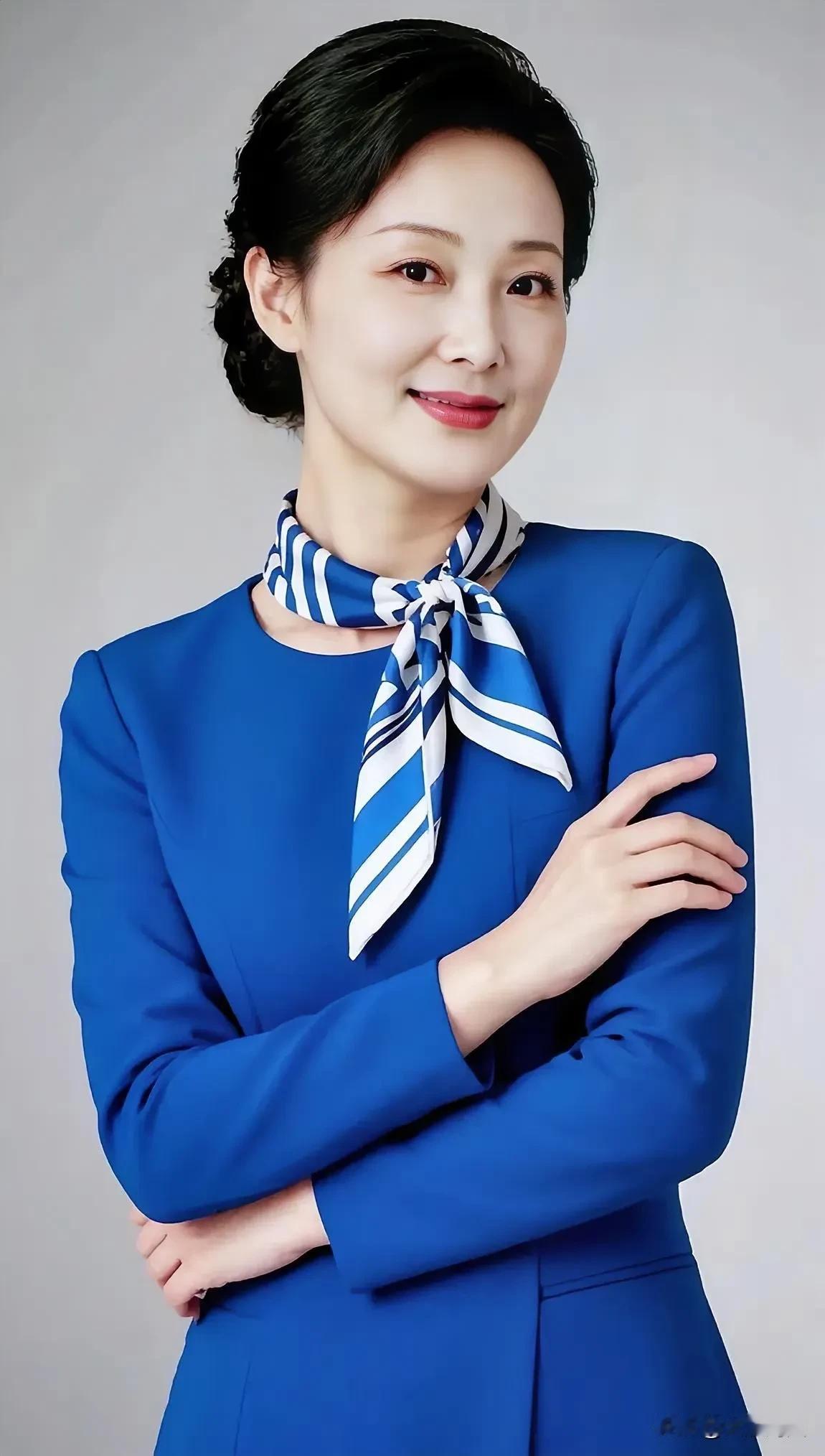 优雅蓝调，自信微笑，职场女神范儿十足！💄👠💼