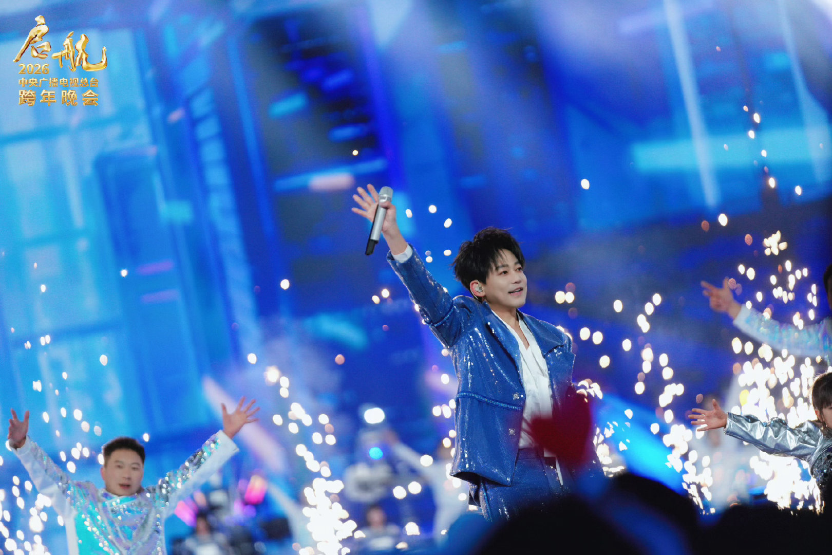 苏醒王栎鑫 机器人乐队谁能拒绝！苏醒王栎鑫跨年舞台解锁机器人乐队设定，又唱又跳默