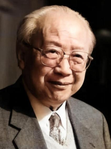 1982年，邓小平刚还在轻松说笑，却突然沉下脸，语气严肃而坚定：“全中国，只有他