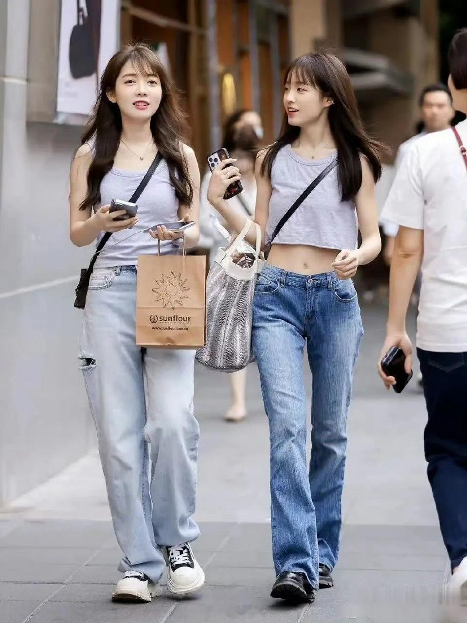 牛仔裤下面，尽量少配运动鞋？看上海女生穿搭就知道，回头率超高