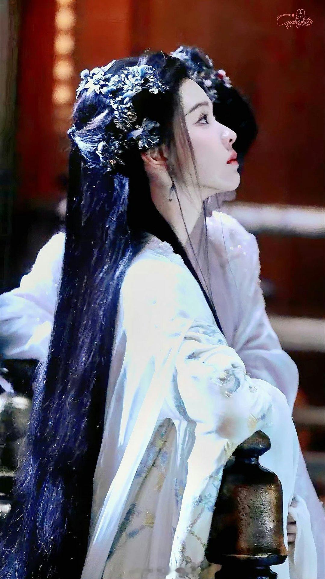 陈都灵看起来好难受  陈都灵片场难受得捂肚子  还是注意身体啊 