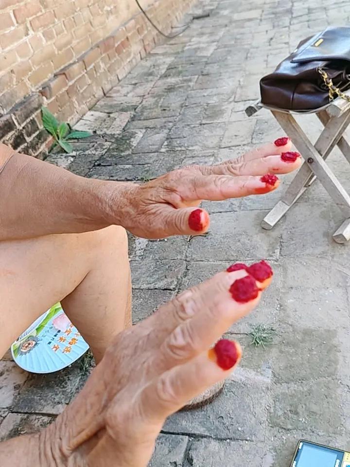 八十岁的老娘，染指甲呢。佩服佩服！

我五十岁的心态感觉自己就想混吃等死了，一点