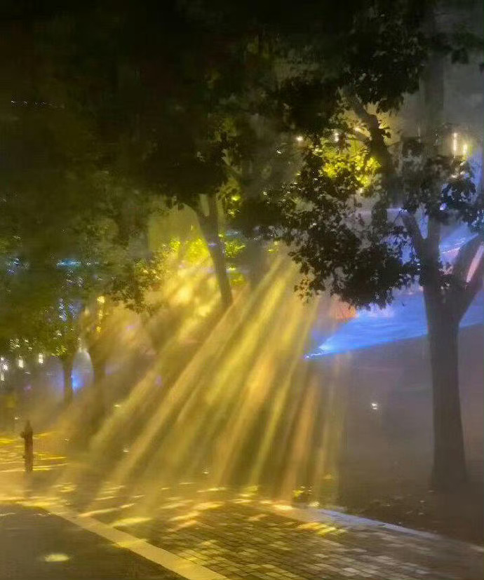 丁达尔效应发生时 光就有了形状🌅 ​ ​​​