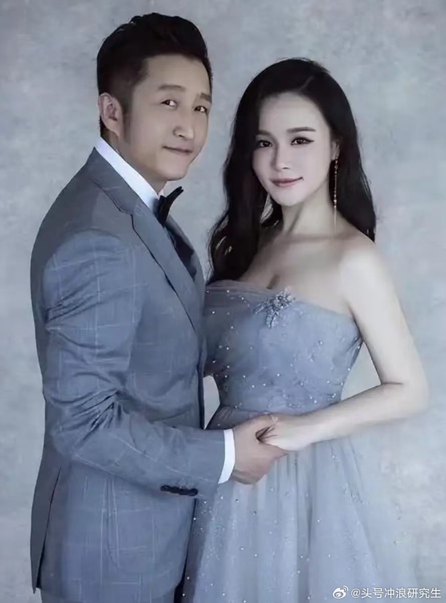 冉莹颖好卑微邹市明在朋友面前怼冉莹颖姐姐当家  闲暇翻看姐姐当家物料，朋友在场时