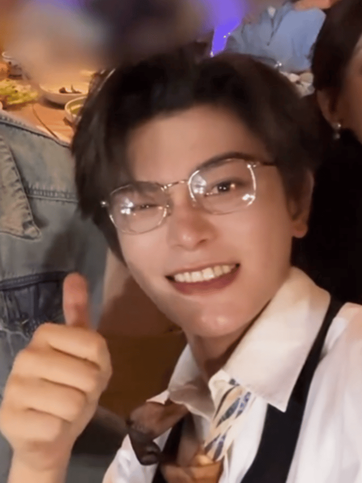 领口是短暂又带了一下的慕声发带吗🥺🥺 