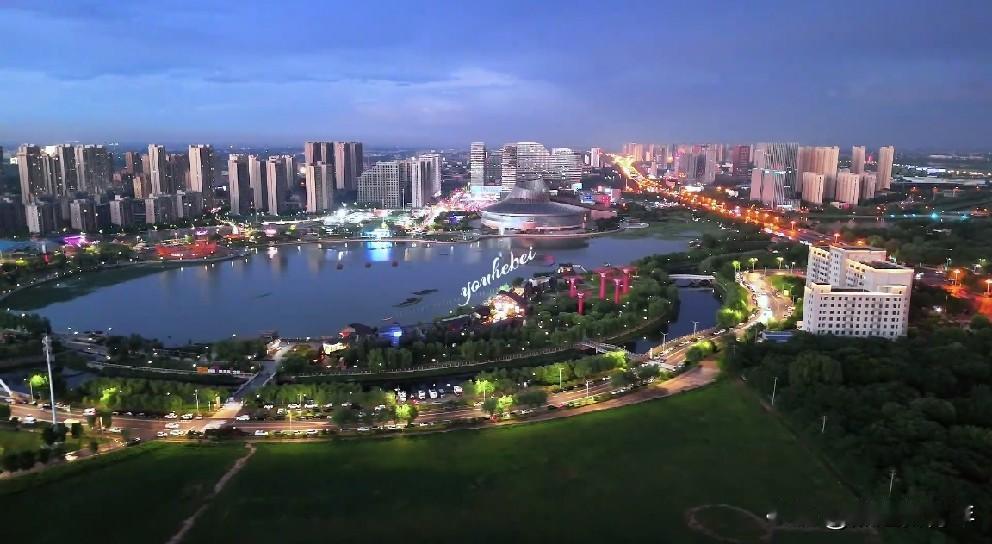 众所周知，保定发展看东部。成熟的东湖片区、城市新封面深圳园、对标世界一流的国际医