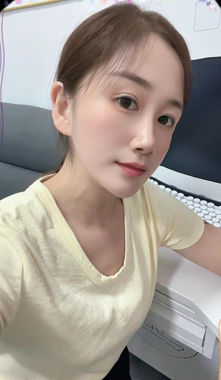 以前总想温暖所有人，现在学会了把热情留给值得的人和事。一点不对劲就转身，不是冷漠