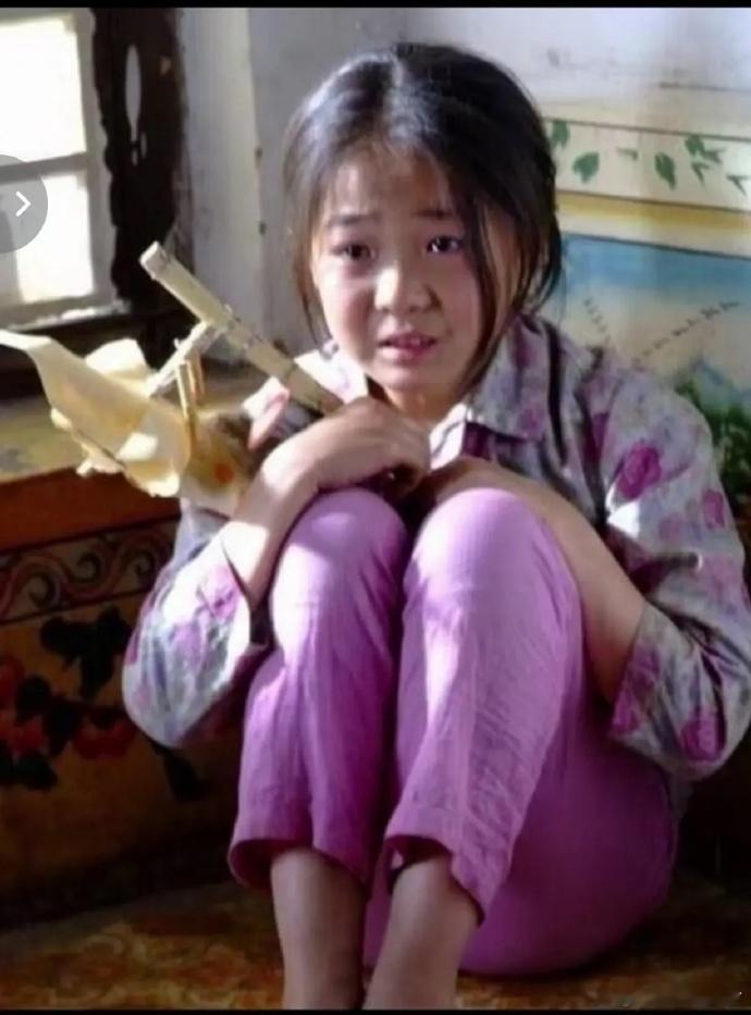 认识这个小姑娘的大部分都成家立业了吧，现在小姑娘变成了大美女！ ​ ​​​