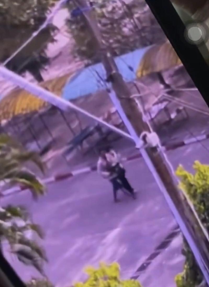 据泰国《民族报》消息，周三傍晚，宋卡府合艾县一所学校被一群人数不明的枪手闯入，枪