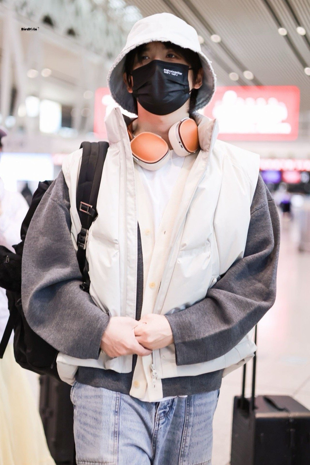 张远在飞机上也不忘给魏哲鸣打call  看得出张远很着急了 张远随时随地给好朋友