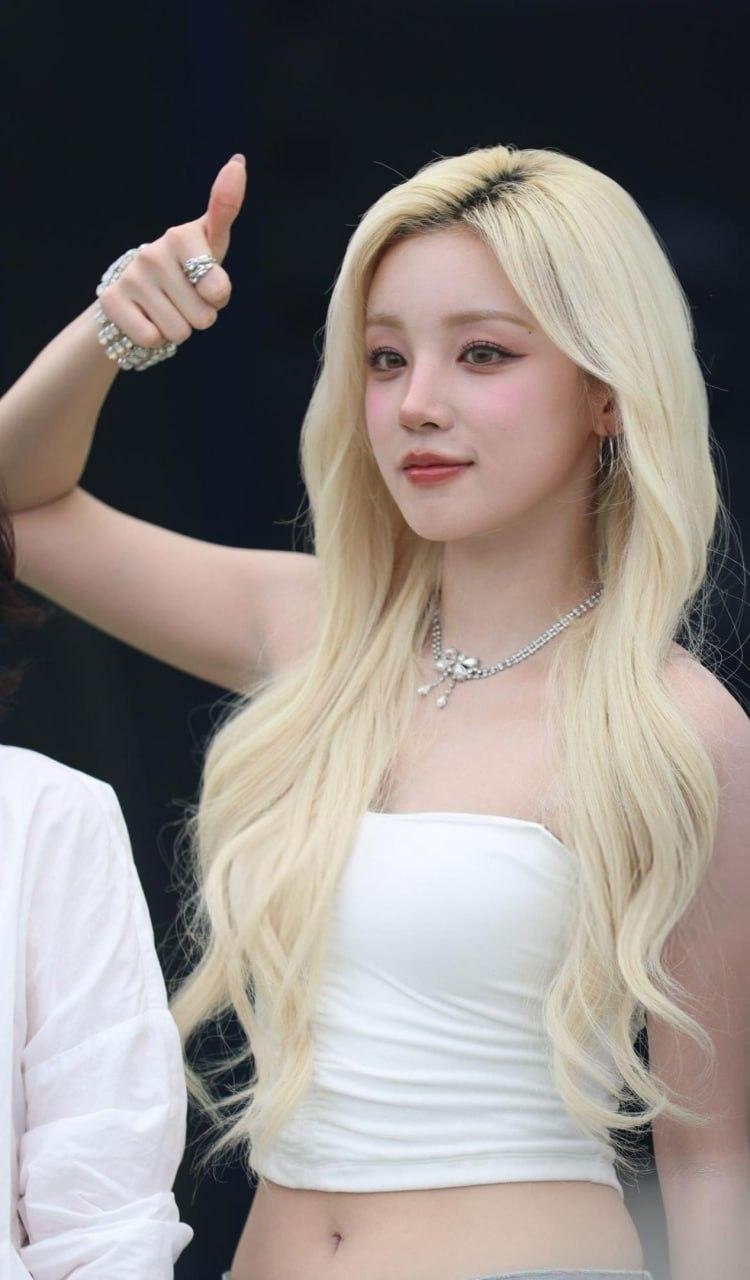 金色卷发搭配辣妹风吊带造型 亮相护肤品牌活动现场生图美女 混血发色 高颜值 金发