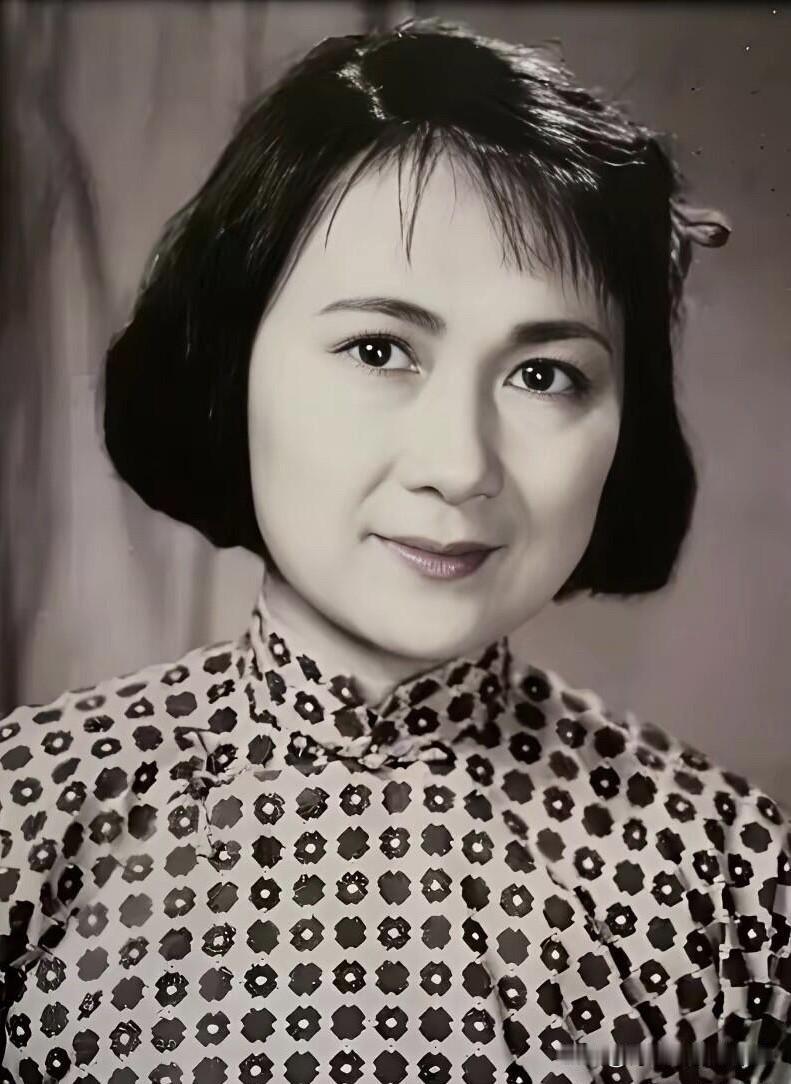 表演艺术家金迪的相貌谈不上多出众，但她有一双大眼晴长的很特别，脸部表情灵动，把《
