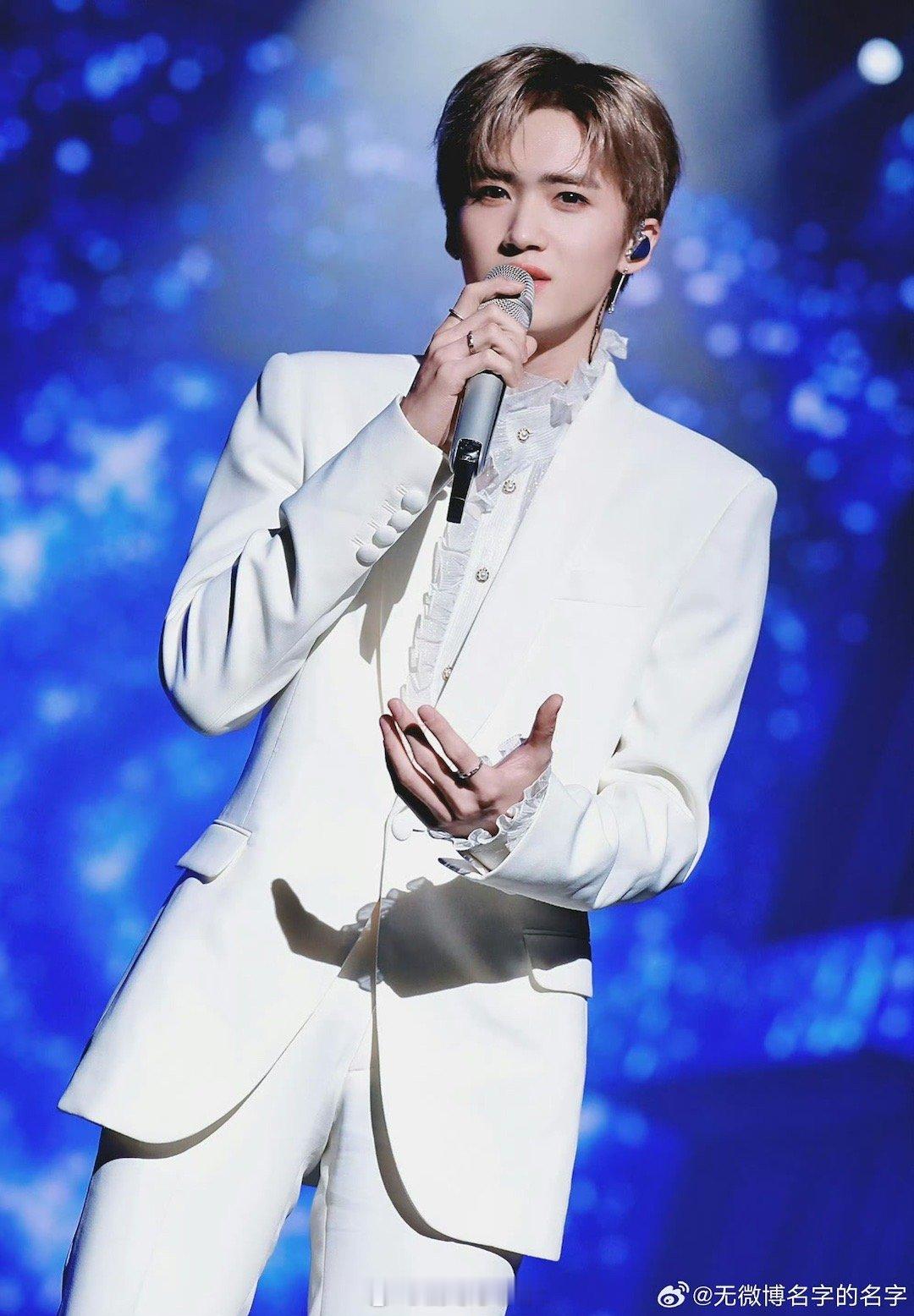 闫桉来颗糖一起出发新一年 和闫桉一起，从一颗糖开始新的一年。最重要的还是身体健康