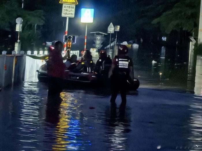 洪水致养蛇场蛇逃出有眼镜蛇受台风美莎克强降雨影响，广西横州遭遇严重洪涝，云表镇一